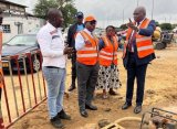 Le Ministre des Travaux Publics et de la Construction sur le terrain