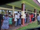 Les électeurs sereinement dans les bureaux de vote à Mounana