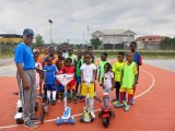 Des cadeaux de Noël offerts aux enfants évoluant dans le club de foot Malachie United par Jean (…)