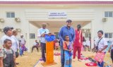 Lambaréné | Solidarité en action : Le Ministre de la Justice offre des kits scolaires aux (…)